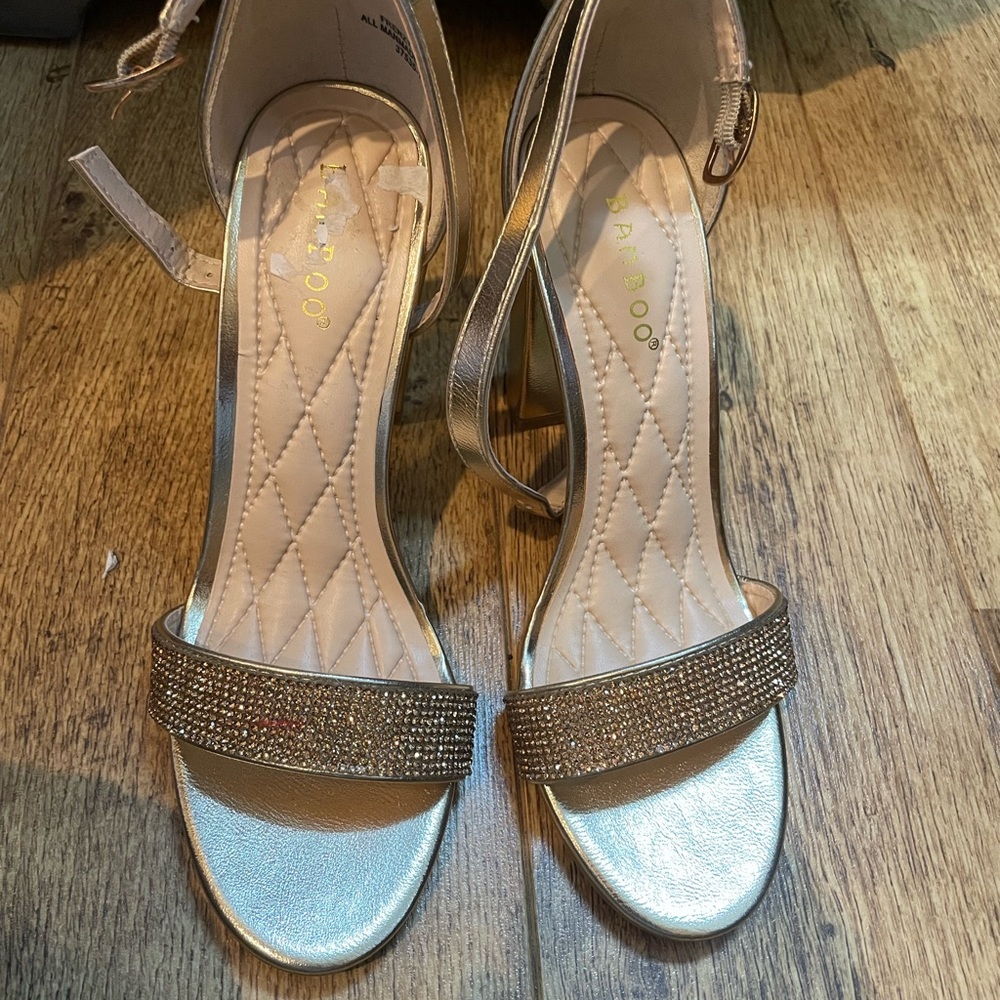 Size 7 gold heels 👠